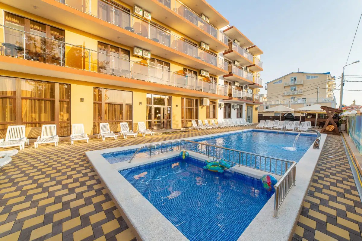 LEONSIA FAMILY HOTEL