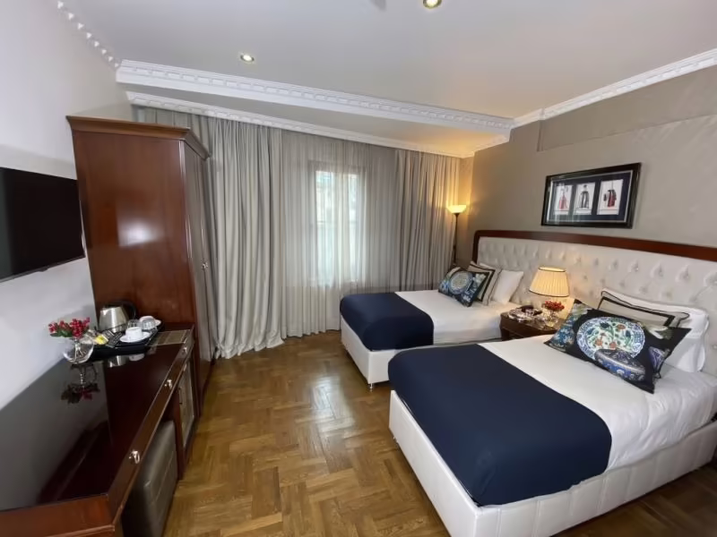 FOUR DOORS HOTEL
