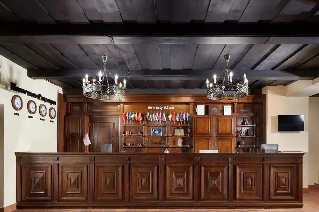 МОНАСТЫРСКИЙ