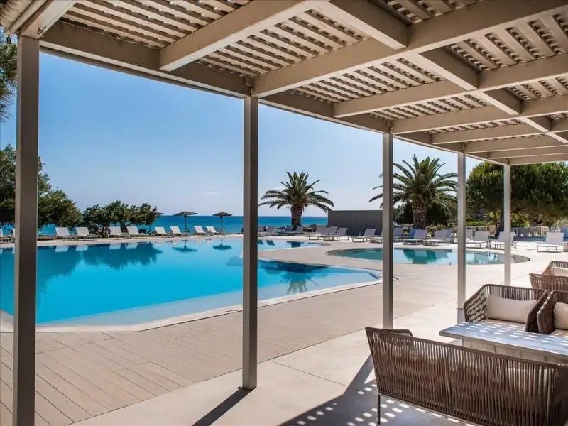 THE BAY HOTEL & SUITES