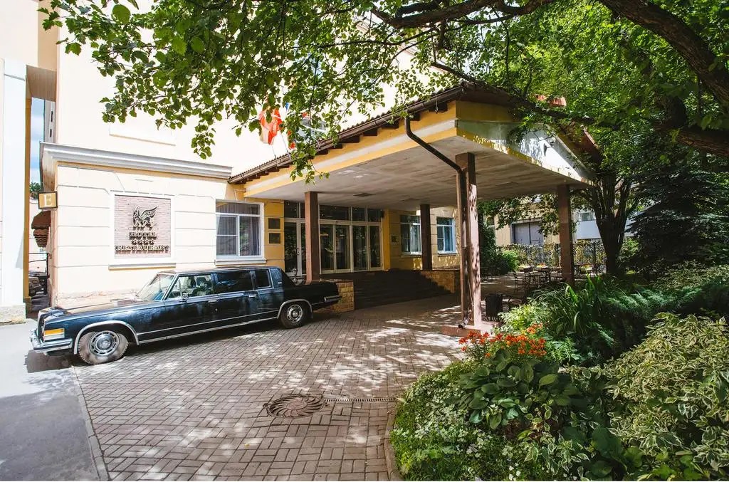 GUYOT BUSINESS BOUTIQUE (ГАЙОТ)