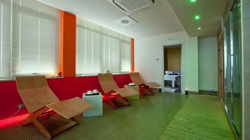 BREAKING BUSINESS HOTEL