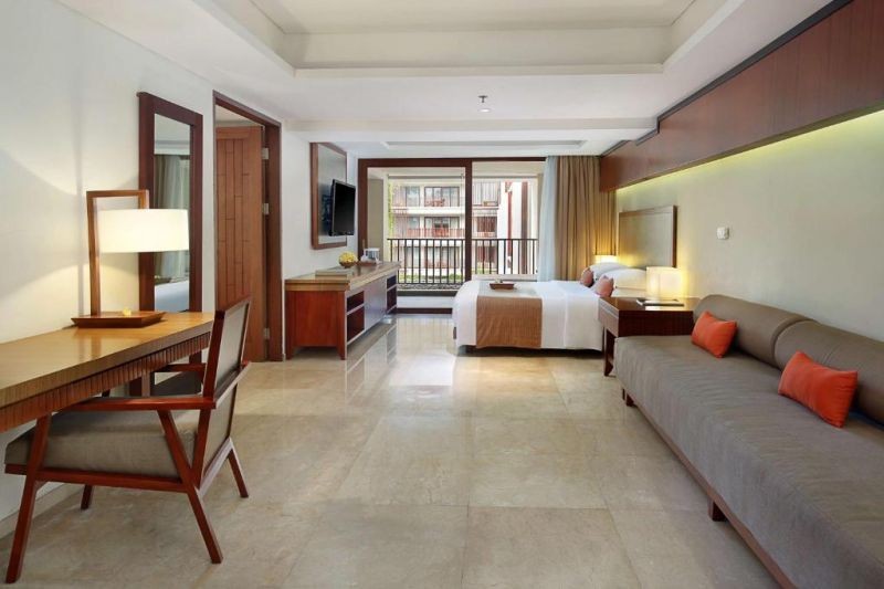 deluxe suite pool view spa bath
