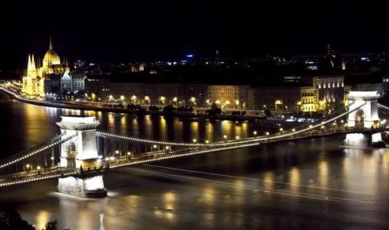 QUEENS COURT & RESIDENCE