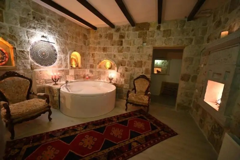 THE RED HORSE HOTEL