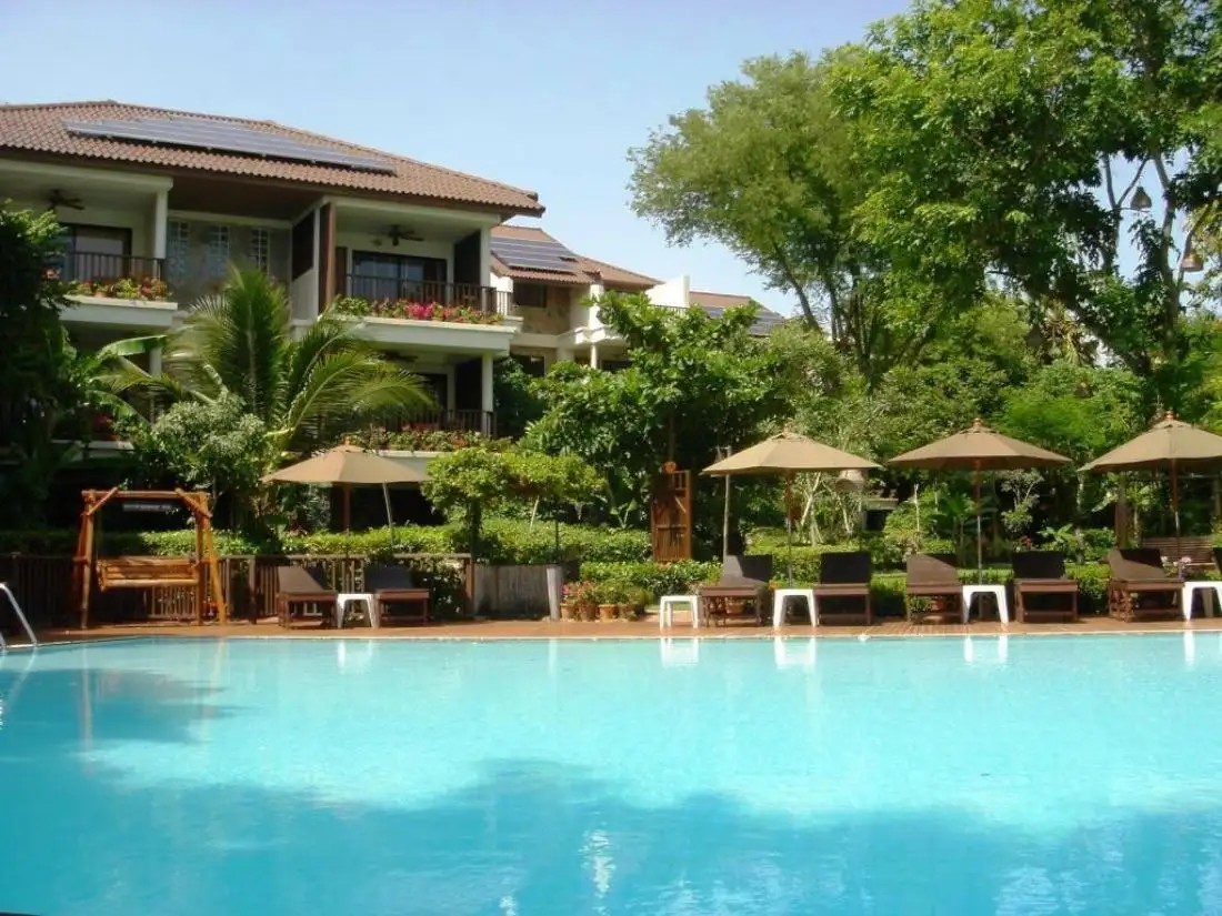 BIRDS AND BEES RESORT