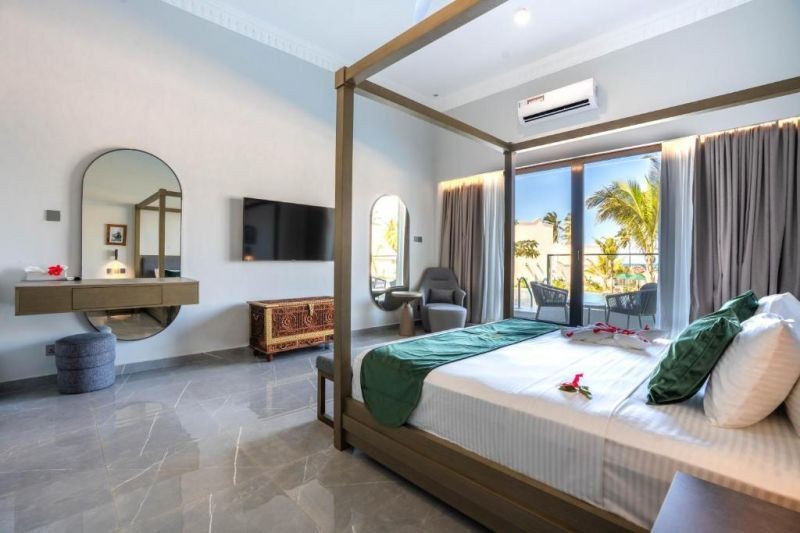 room with walk-in pool & balcony sea view