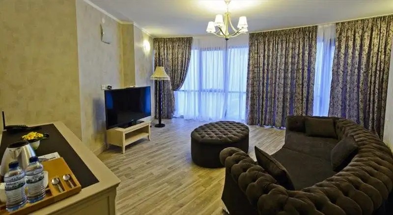 HOTEL 19