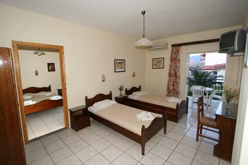 VILLAGE INN STUDIOS & FAMILY APART