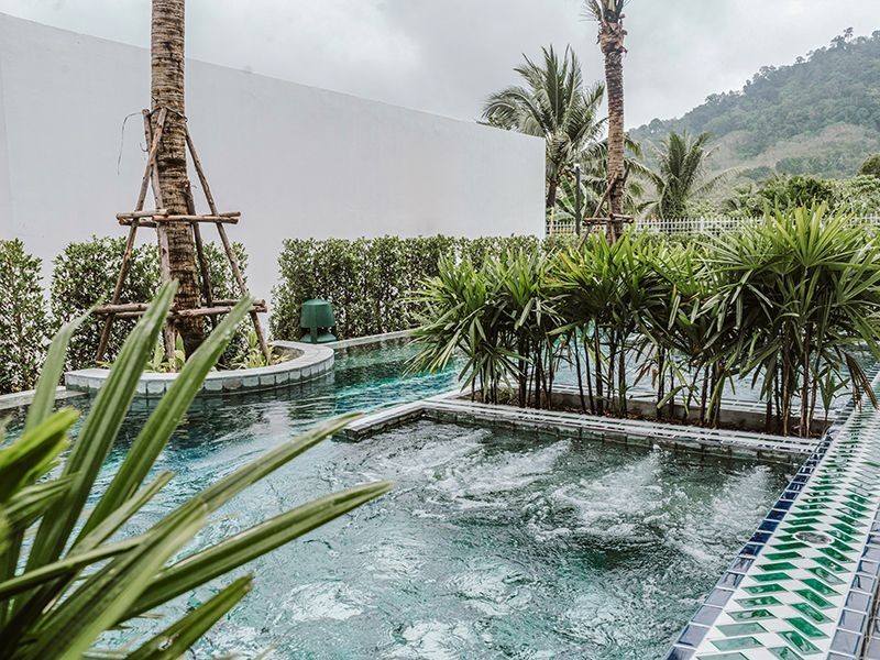 superior plunge pool jacuzzi