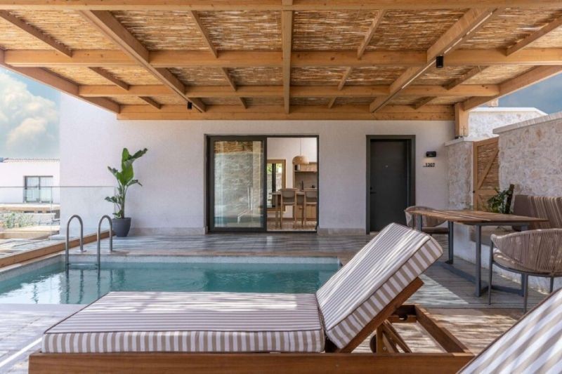 mezzanine suite private pool