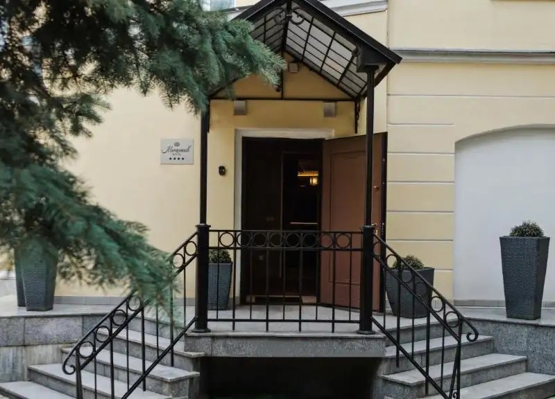 МЕНШИКОВ