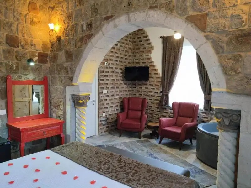 THE RED HORSE HOTEL