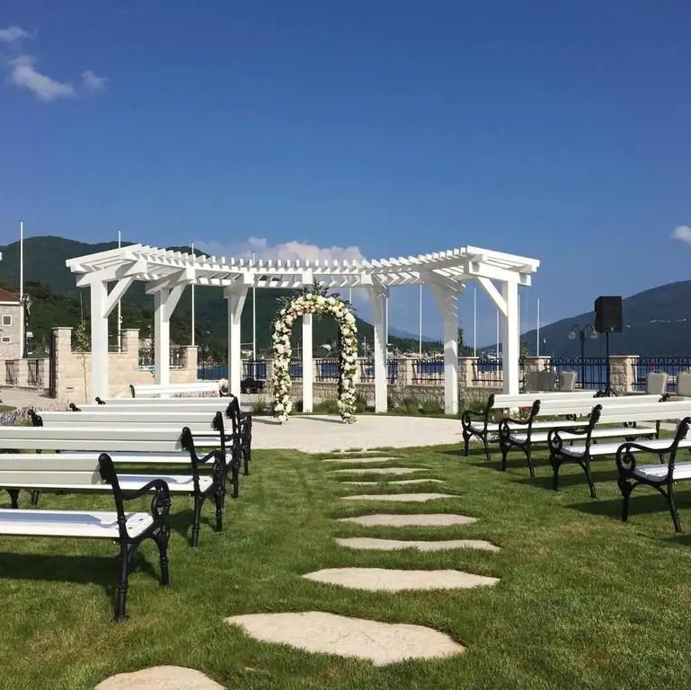 LAZURE HOTEL & MARINA