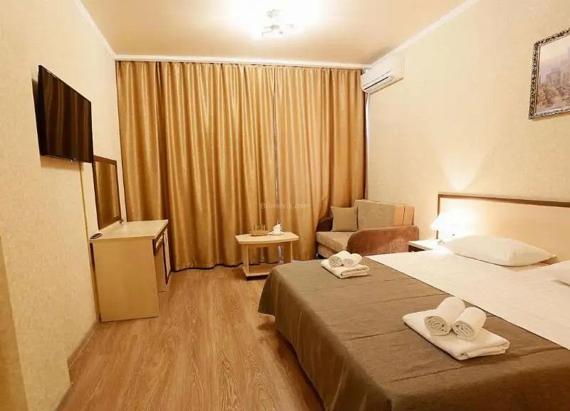 РИЦА ХОЛЛ