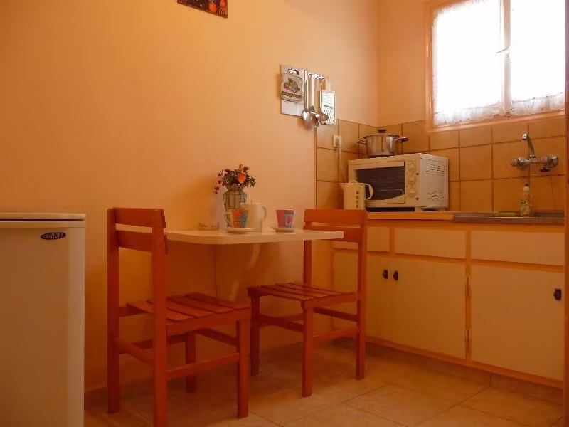 ROSE GARDEN APARTMENTS