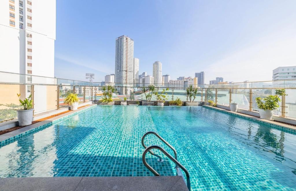 EM OI HOTEL