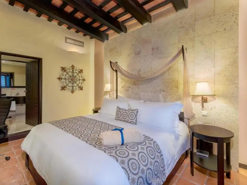 HOSTAL NICOLAS DE OVANDO 