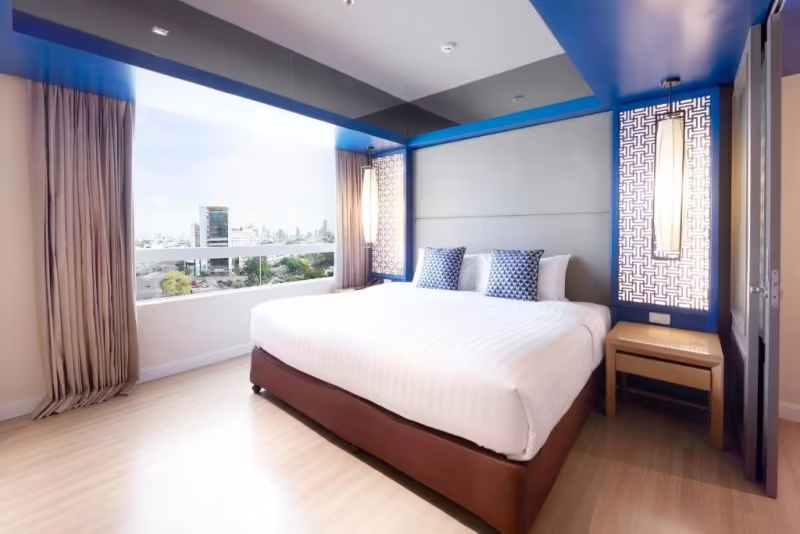 THE QUARTER HUALAMPHONG