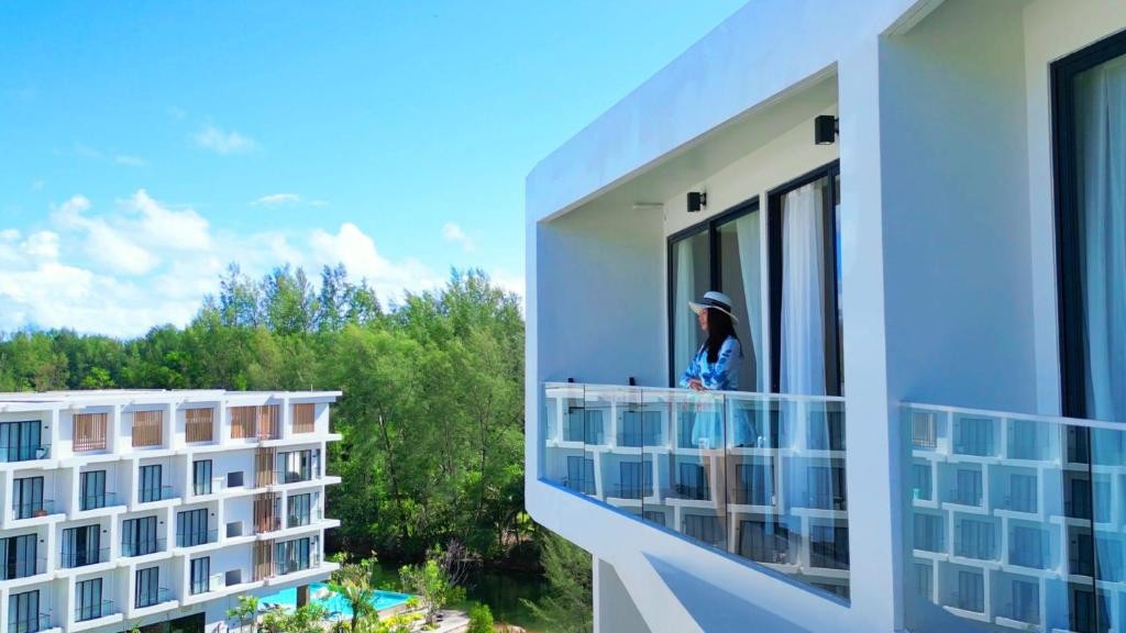 LAYA SUITES & RESIDENCES