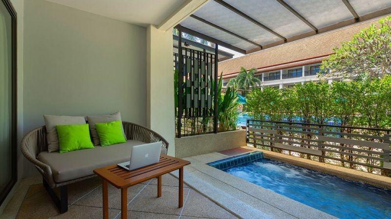 deluxe jacuzzi 