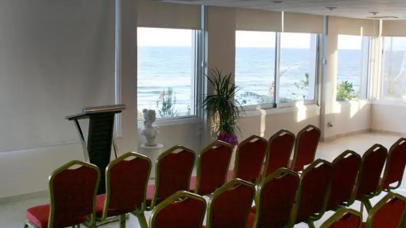 MACKENZIE BEACH HOTEL & APT