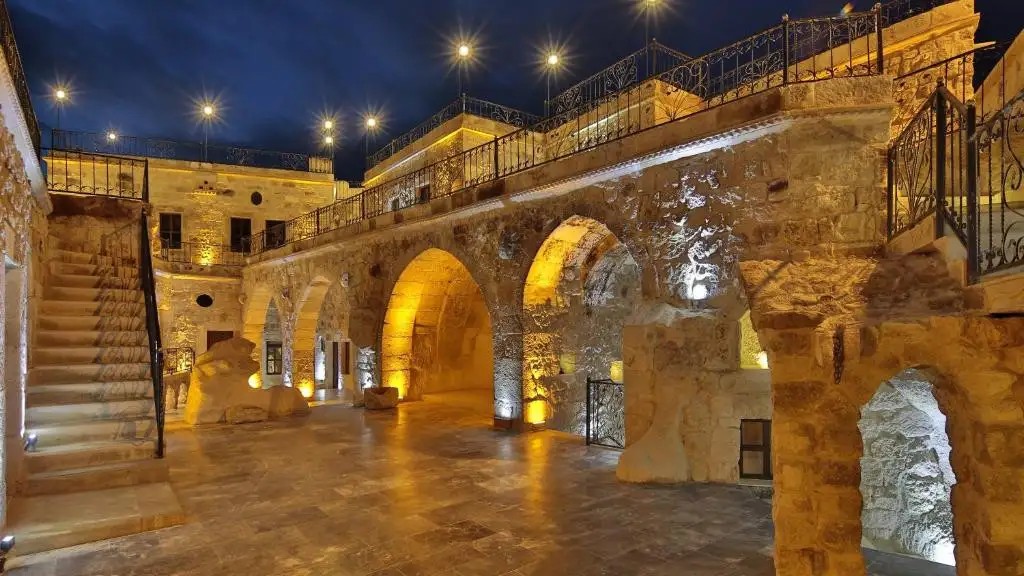 GOLDEN CAVE SUITES