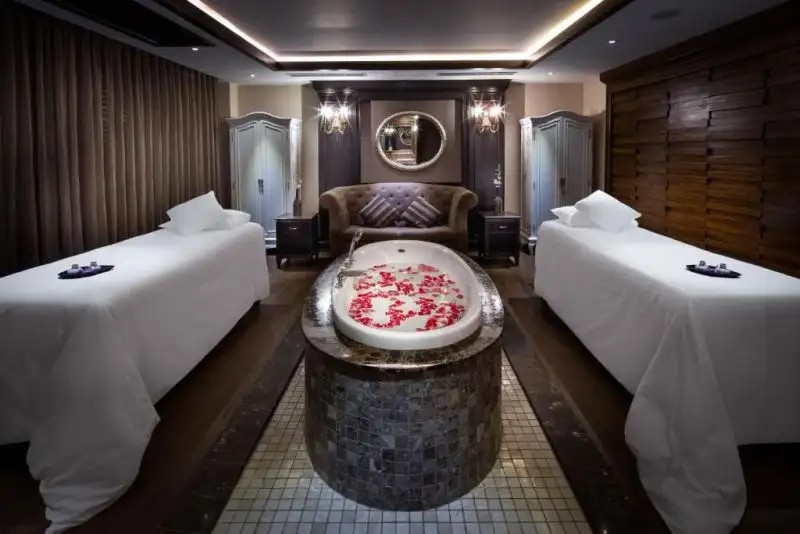 PARADISE SUITES HOTEL