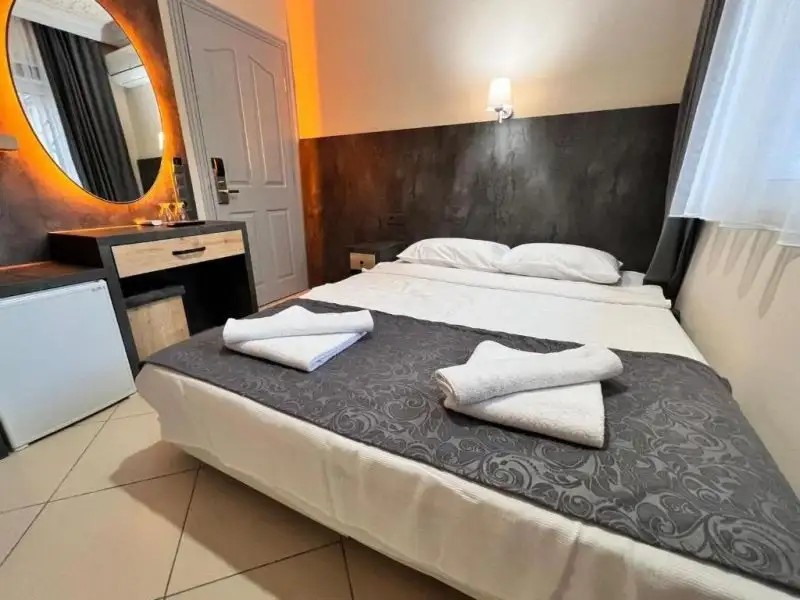 ANNA QUEEN HOTEL ADULTS ONLY 14+