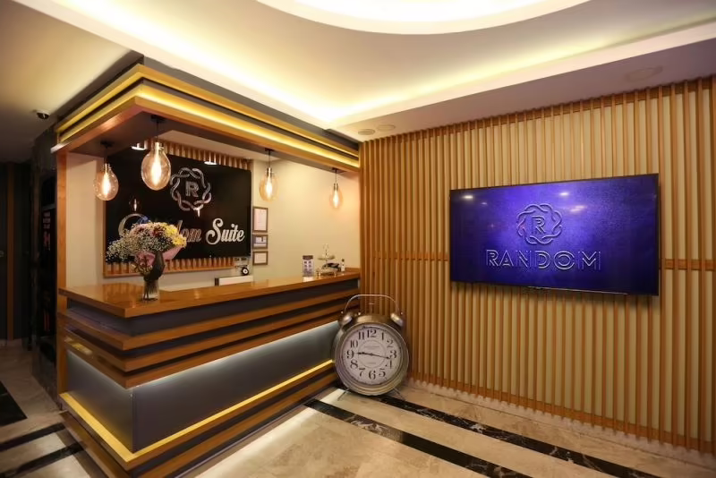 RANDOM SUIT OTEL