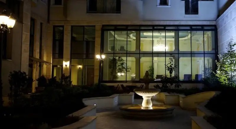 QUEENS COURT & RESIDENCE