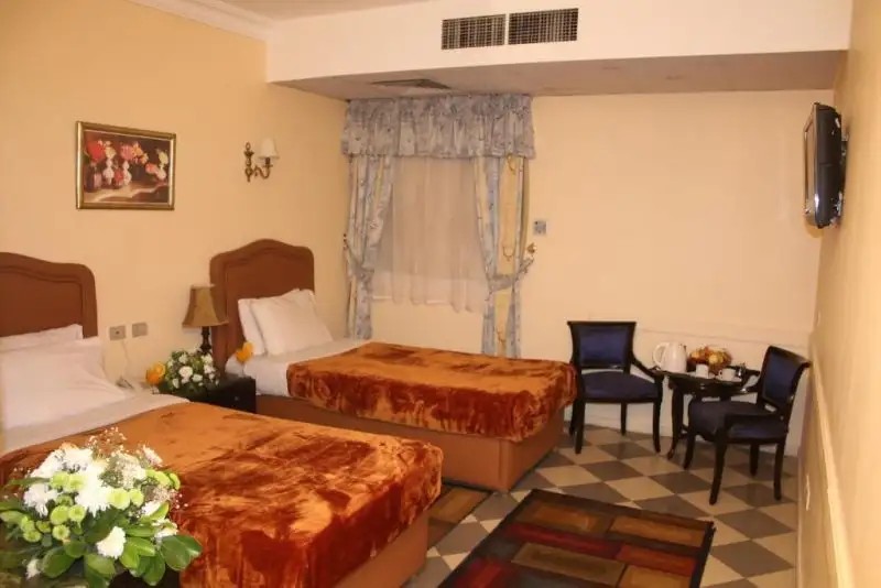 HOLIDAYS EXPRESS HOTEL