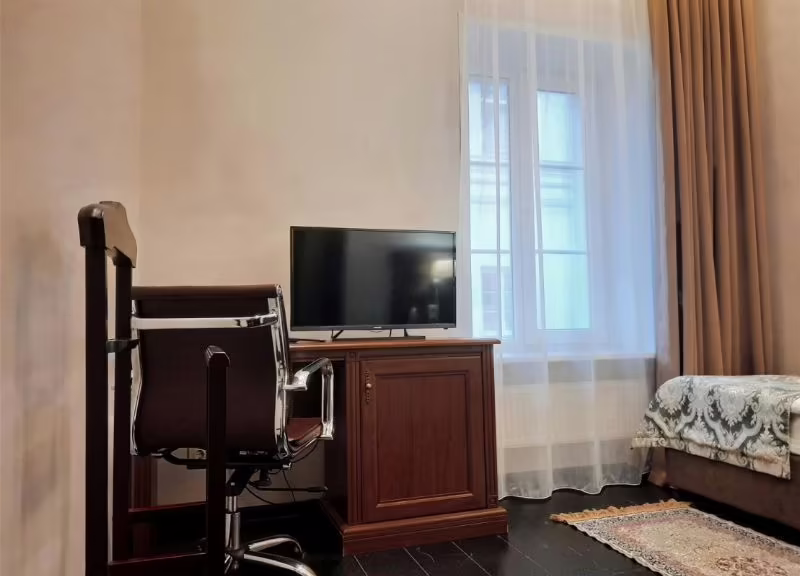 МЕНШИКОВ