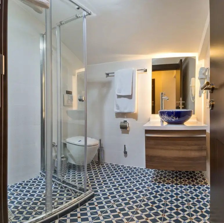 FOUR DOORS HOTEL
