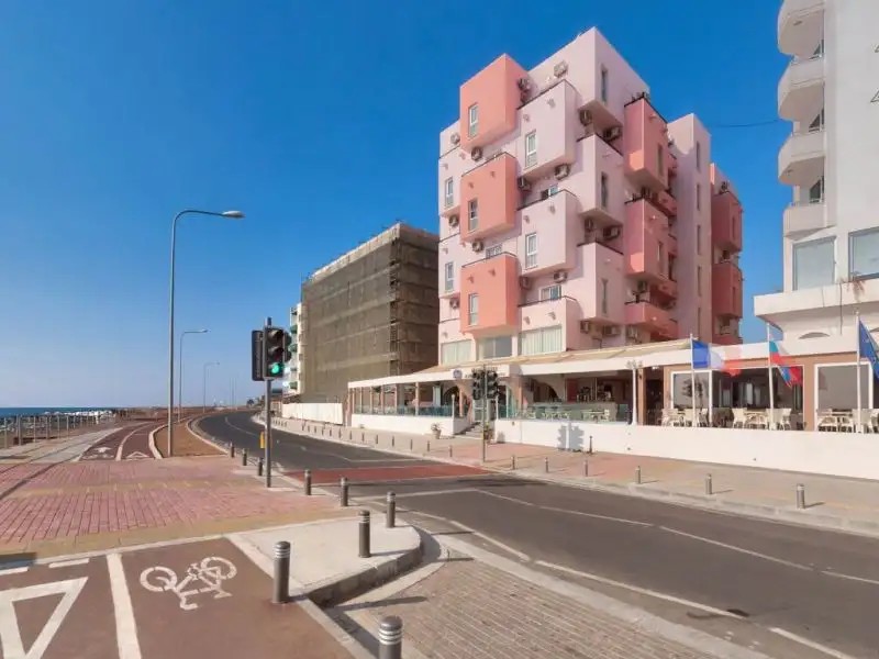 MACKENZIE BEACH HOTEL & APT