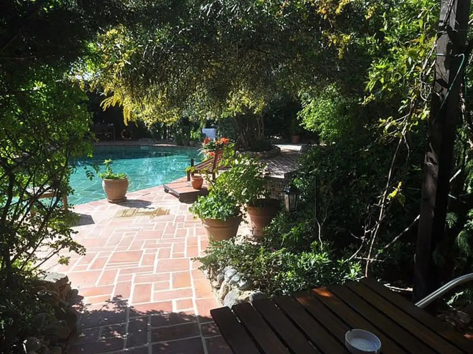 EL VINO HOTEL & SUITES