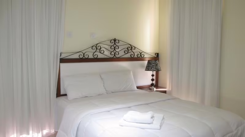 MACKENZIE BEACH HOTEL & APT