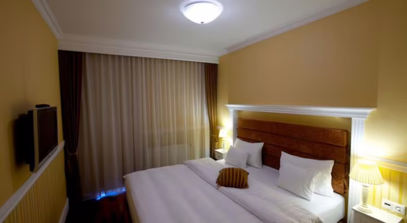 QUEENS COURT & RESIDENCE