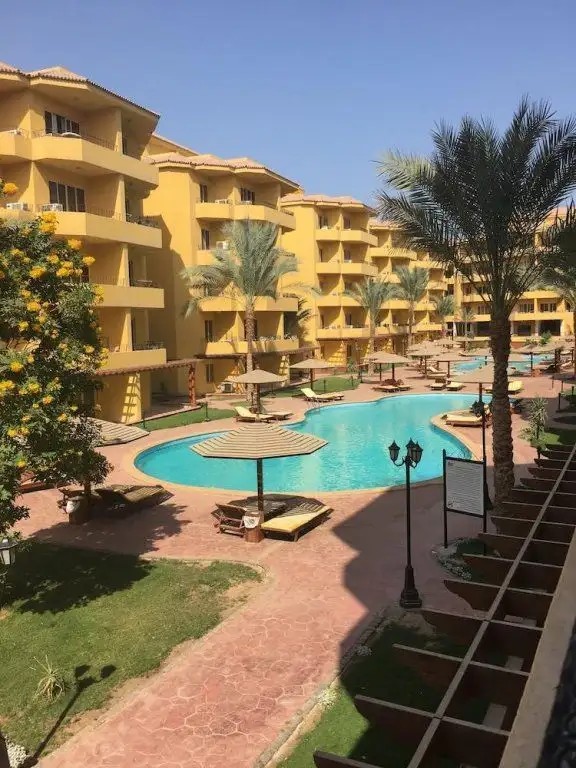 POOL VIEW APART AT BRITISH RESORT 252