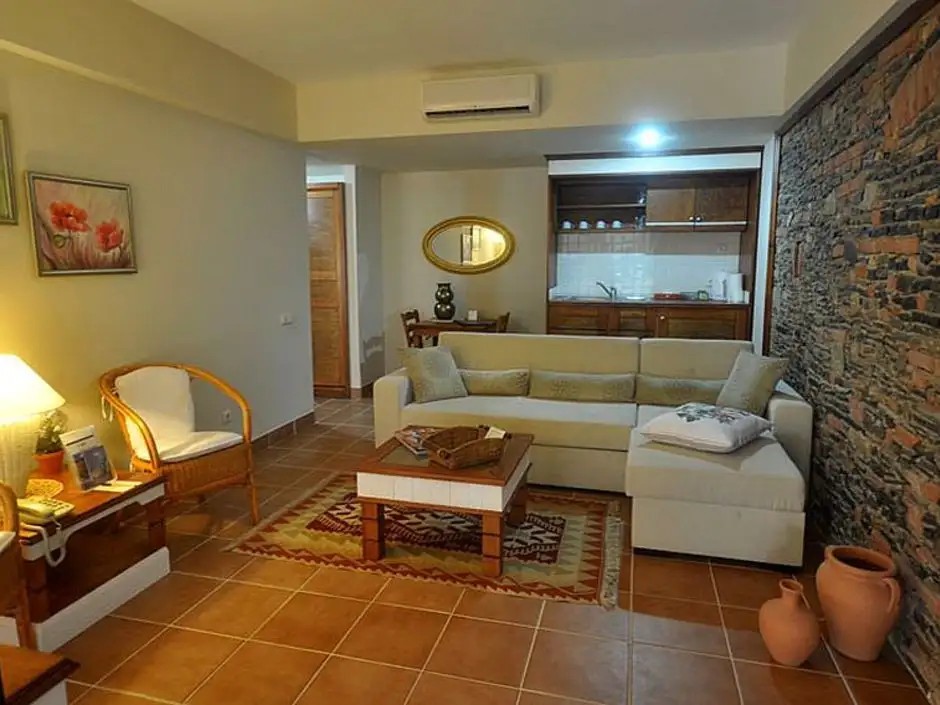 EL VINO HOTEL & SUITES