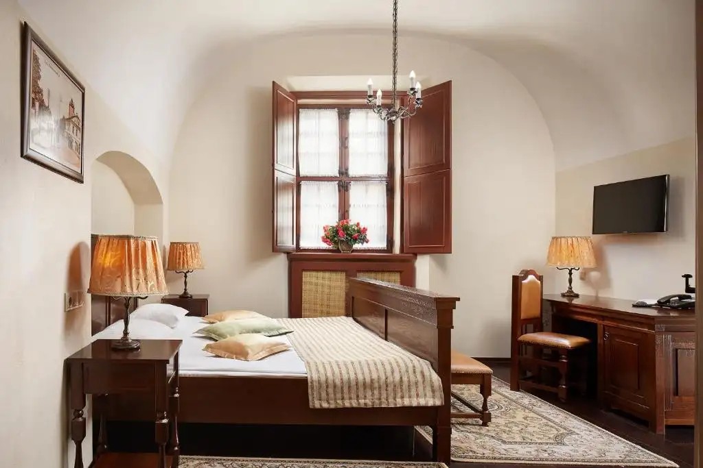 МОНАСТЫРСКИЙ