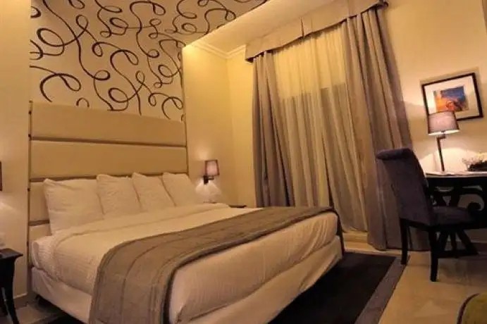 WARWICK IL PALAZZO HOTEL & SUITES