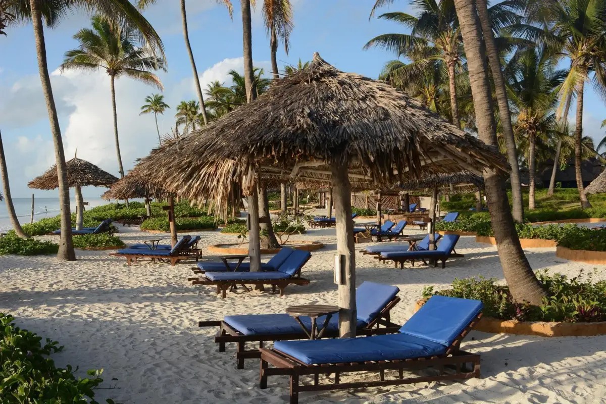 BREEZES BEACH CLUB & SPA