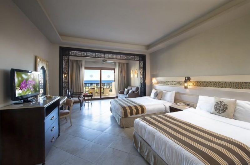 deluxe pool / sea side