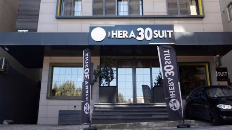 THE HERA 30 SUIT