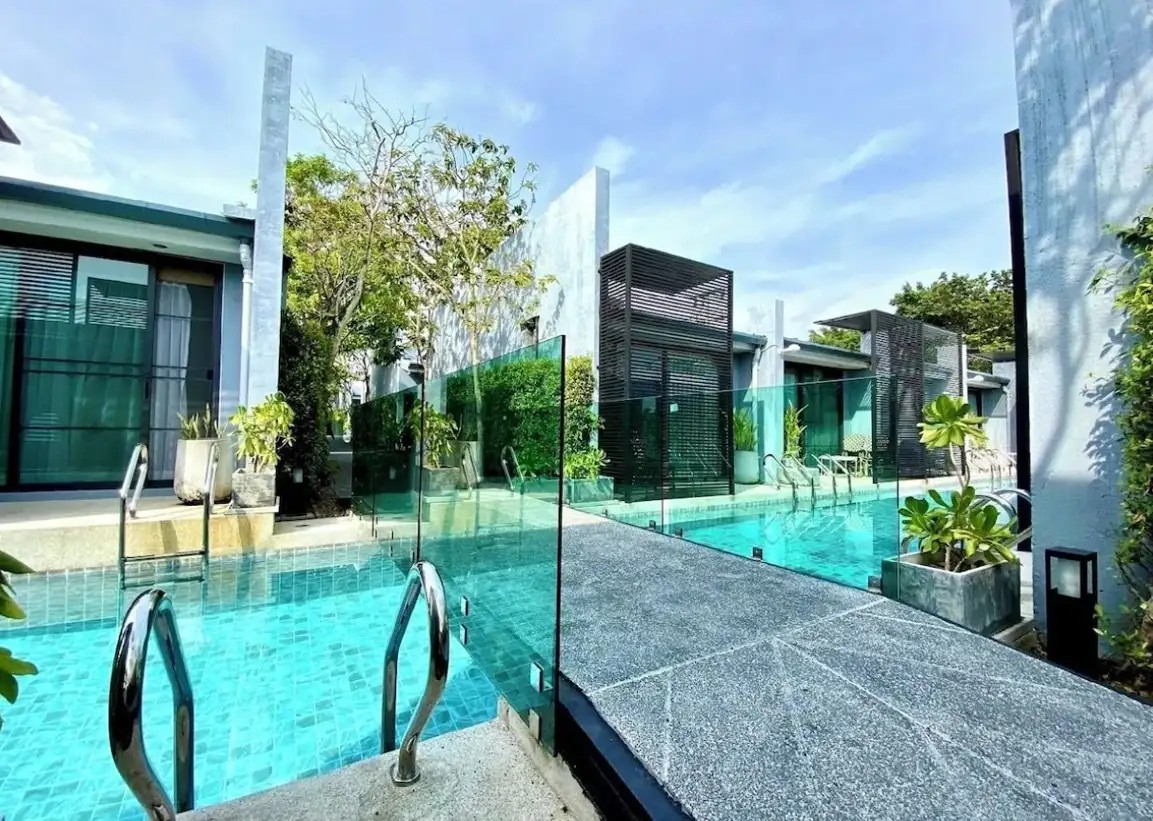 XEN POOL ACCESS & CAFE
