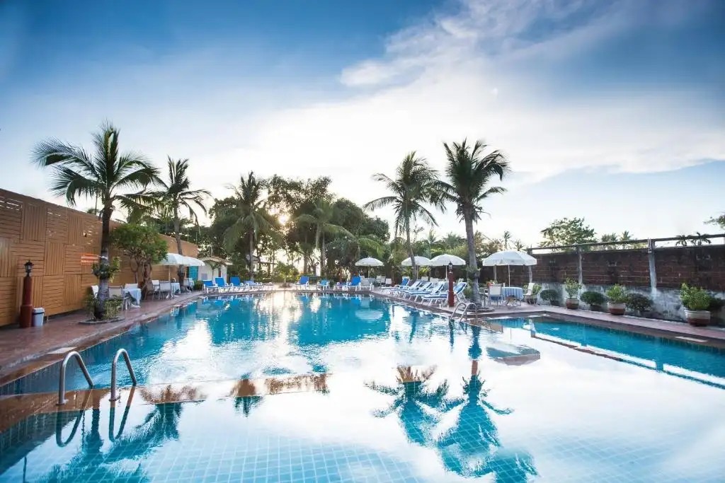 TWIN PALMS RESORT