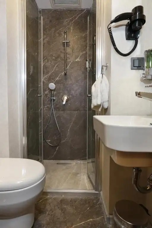 DISCOVERY HOTEL