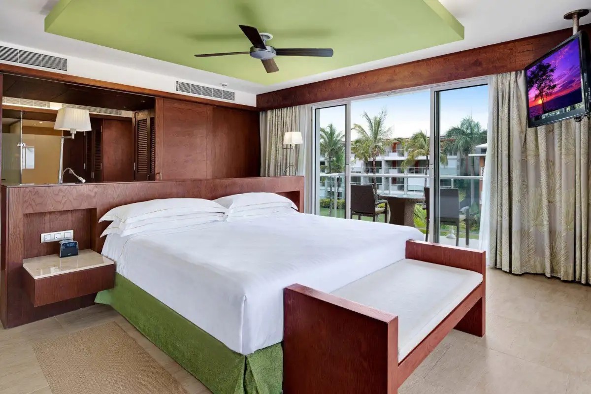 PREMIUM LEVEL AT BAVARO PALACE (EX. CLUB PREMIUM DELUXE BARCELO BAVARO PALACE)