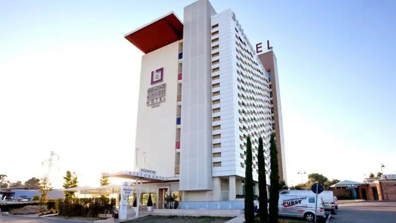 BREAKING BUSINESS HOTEL